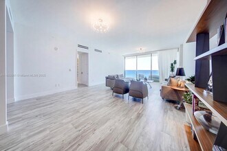 10203 Collins Ave in Bal Harbour, FL - Foto de edificio - Building Photo