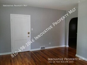 702 Thomson St in Flint, MI - Foto de edificio - Building Photo