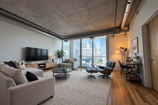 700 W Van Buren St, Unit 700 W Van Buren St 1201 in Chicago, IL - Building Photo