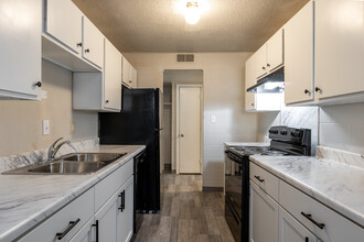 West Hills Apartments in Lawrence, KS - Building Photo - Interior Photo