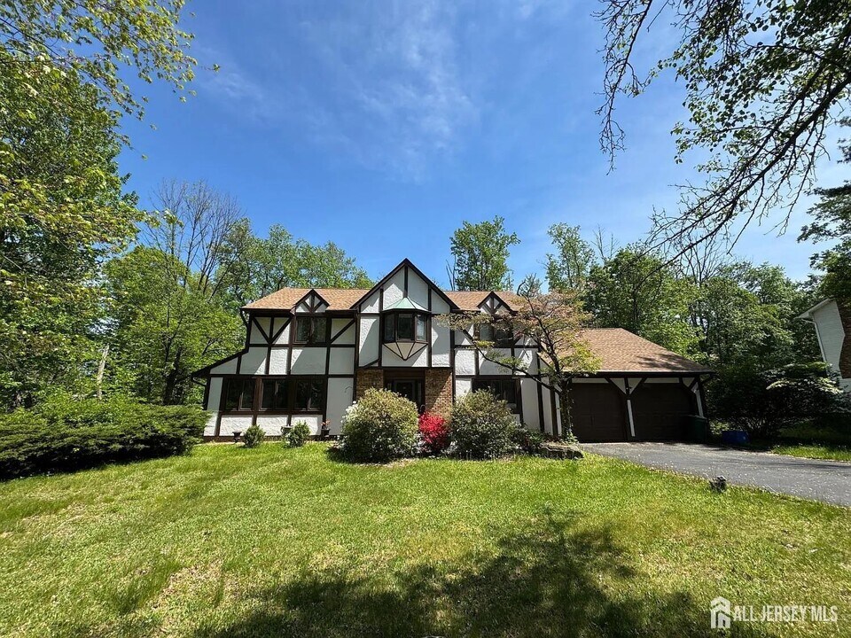 77 S Powder Mill Rd in Morris Plains, NJ - Building Photo