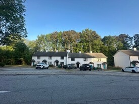 826 Burns Walk Ct NW in Lilburn, GA - Building Photo