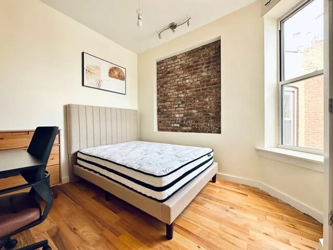 Furnished room/NOT APARTMENT, Unit 4L in Brooklyn, NY - Building Photo - Building Photo