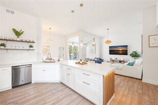 2711 Citrus Lake Dr in Naples, FL - Building Photo