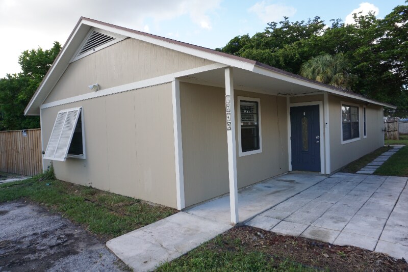 8745 Satalite Terrace in West Palm Beach, FL - Building Photo