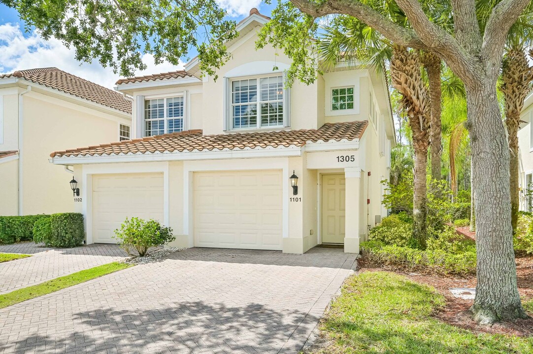 1305 Henley St in Naples, FL - Building Photo