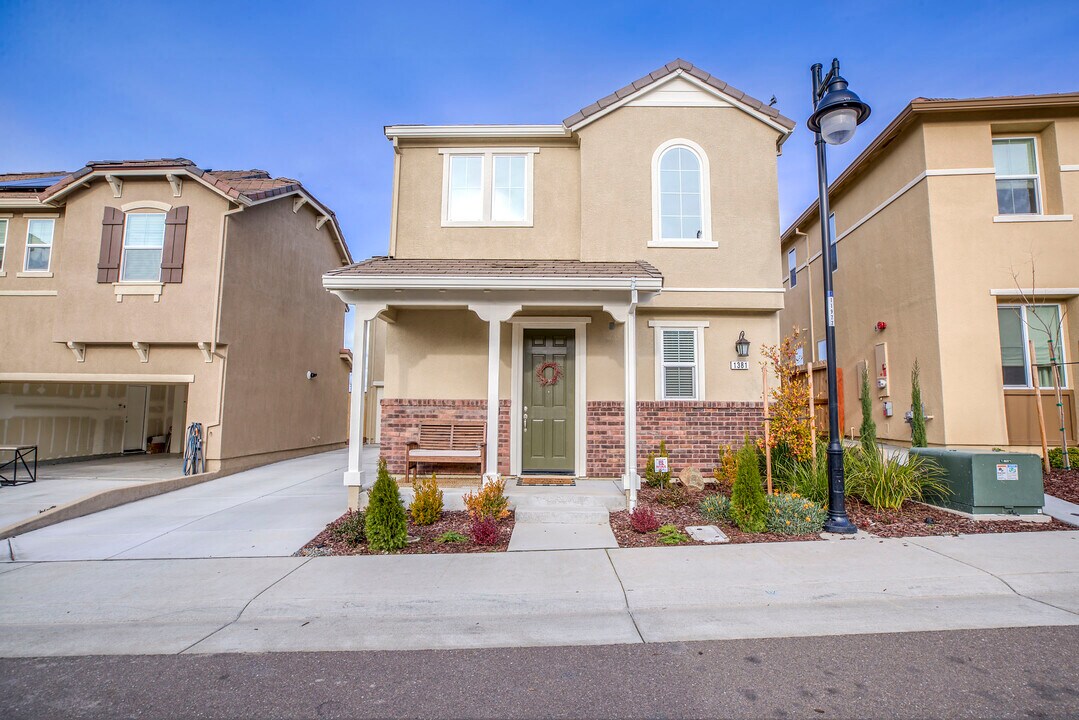 1381 Larkspur Dr in Rocklin, CA - Building Photo