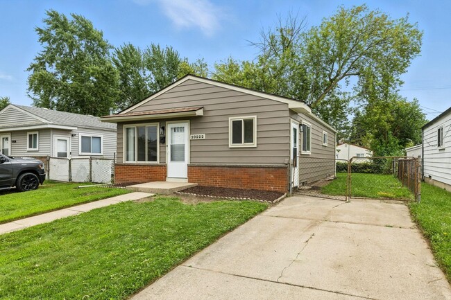 20222 Abrahm St in Clinton Township, MI - Building Photo - Building Photo