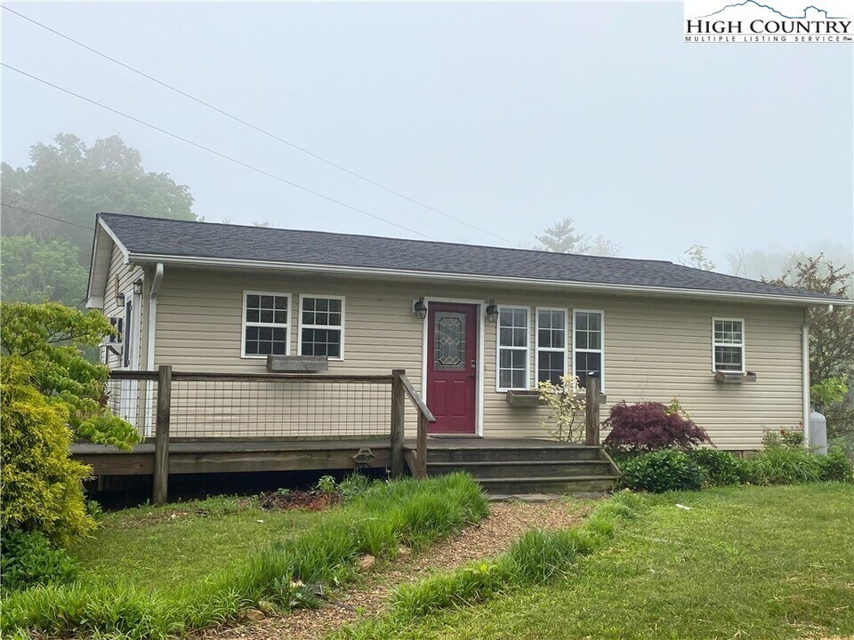 417 Will Vannoy Rd in West Jefferson, NC - Building Photo