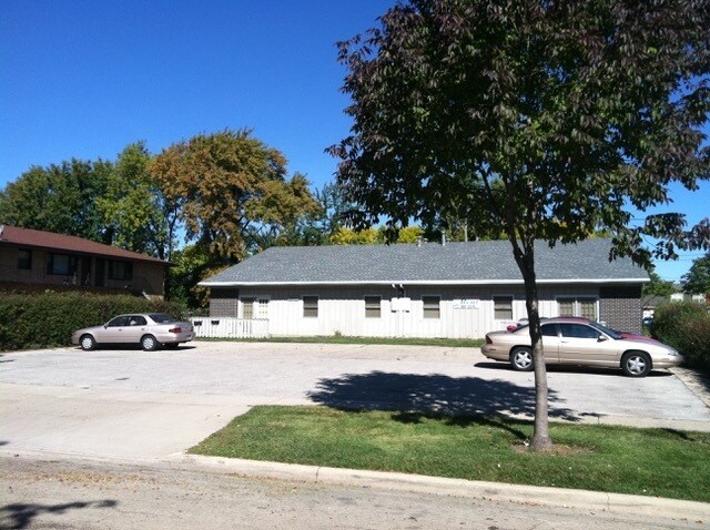 805 Greenbrier Rd in Dekalb, IL - Building Photo