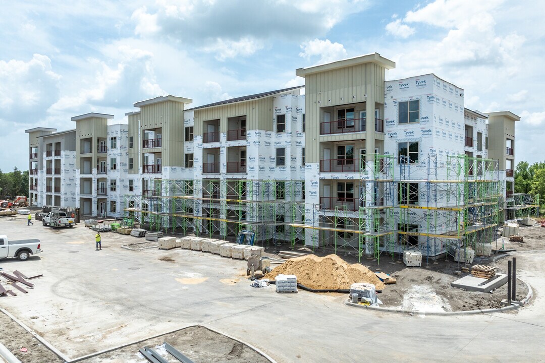 328 Oaks Trail in Garland, TX - Building Photo