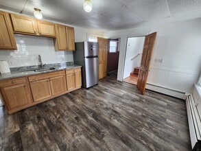 37 Watson St, Unit 2nd Floor in Central Falls, RI - Foto de edificio - Building Photo