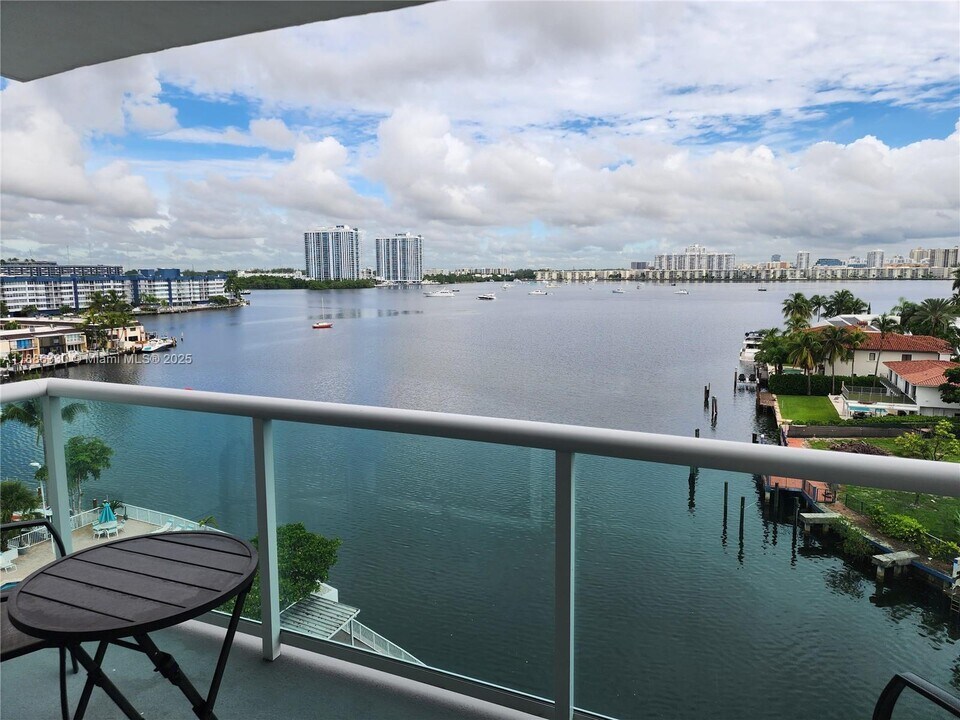 2841 NE 163rd St in North Miami Beach, FL - Building Photo