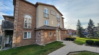 17 Cheltenham Rd in Barrie, ON - Building Photo