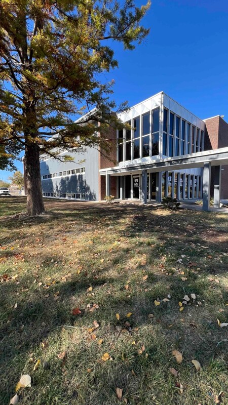 3000 W Kellogg Dr-Unit -100 in Wichita, KS - Foto de edificio - Building Photo