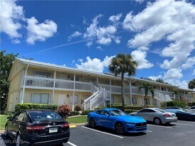 4605 Bayshore Dr in Naples, FL - Building Photo
