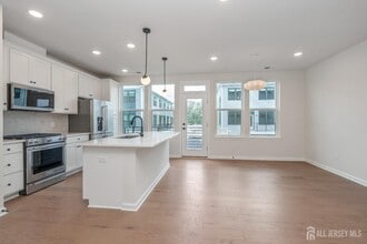 620 Sadie Cir in New Brunswick, NJ - Building Photo - Building Photo