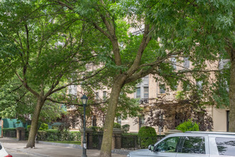 321 Eastern Pky in Brooklyn, NY - Foto de edificio - Building Photo