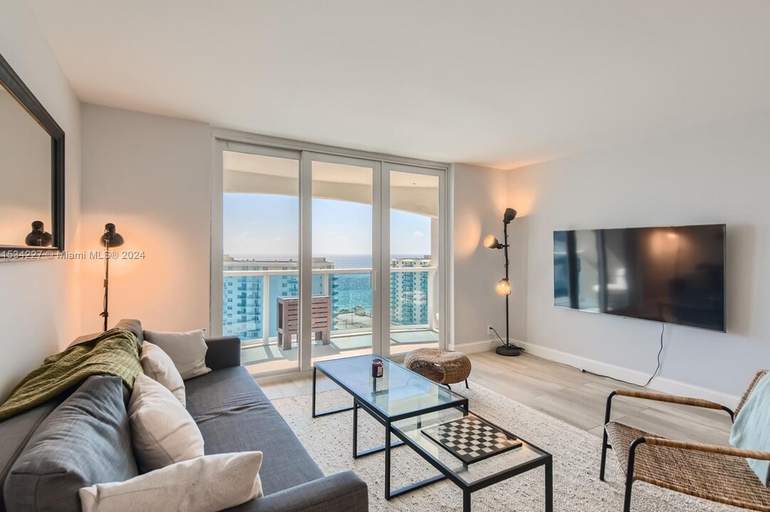 3800 S Ocean Dr, Unit 1818 in Hollywood, FL - Foto de edificio