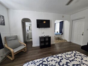 2305 Monroe St in Hollywood, FL - Building Photo - Building Photo