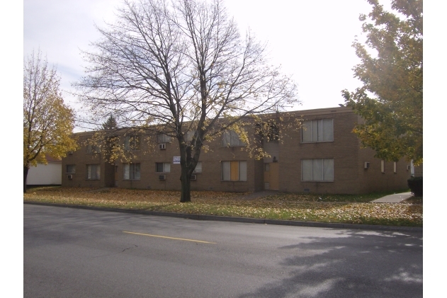 11180 E Seven Mile Rd in Detroit, MI - Building Photo