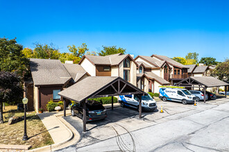 Summit Condominiums in Mission, KS - Building Photo - Building Photo