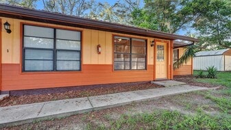 1800 Poinsettia Ave in Tarpon Springs, FL - Building Photo