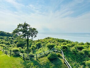 806 Bluffs Dr N in Calverton, NY - Building Photo - Building Photo