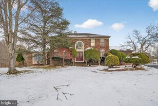 7 Redwood Ct in West Windsor Township, NJ - Building Photo