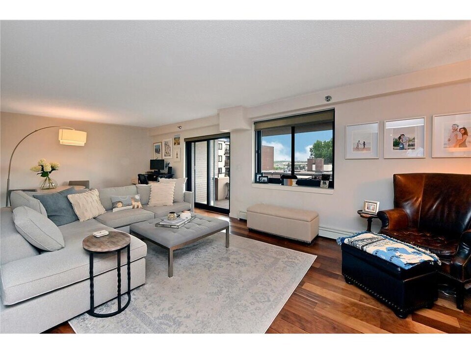 48 Groveland Terrace, Unit B307 in Minneapolis, MN - Building Photo