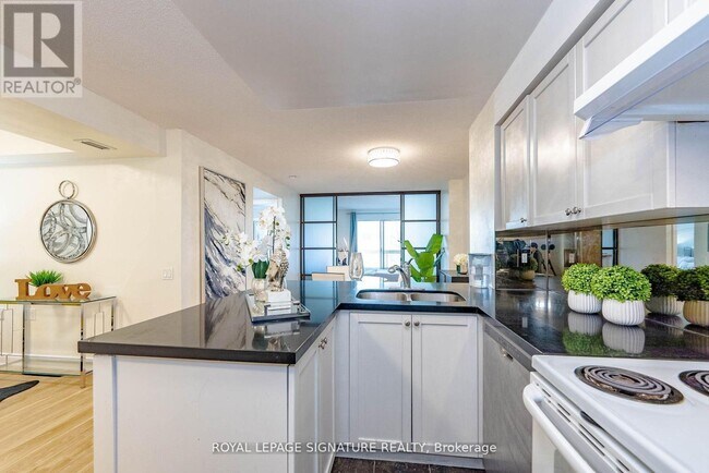 21 Hillcrest Ave in Toronto, ON - Building Photo - Building Photo