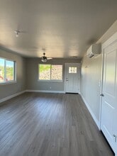 1528 Thyme Dr in Roseburg, OR - Foto de edificio - Building Photo