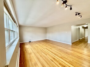 2642 W Farragut Ave, Unit 1 in Chicago, IL - Building Photo - Building Photo