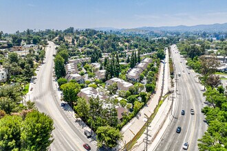 Warner Hill in Woodland Hills, CA - Foto de edificio - Building Photo