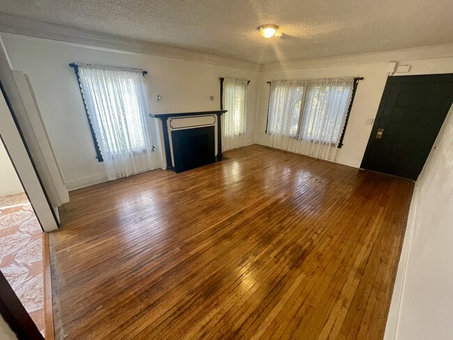 737 N Harvard Blvd, Unit 737