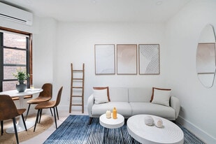 515 W 48th St in New York, NY - Building Photo