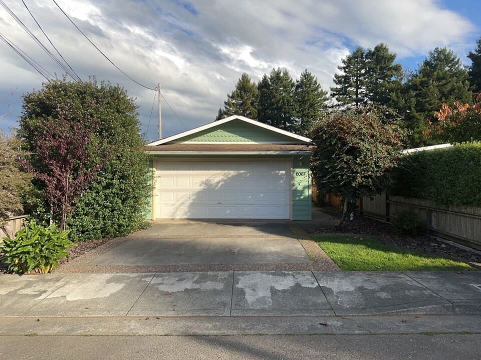 6067 Beechwood Dr in Eureka, CA - Building Photo