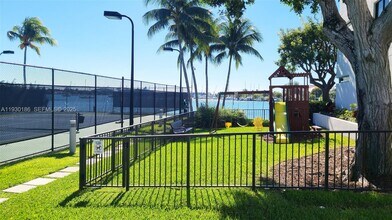 1000 Venetian Way, Unit 1502 in Miami Beach, FL - Building Photo - Building Photo