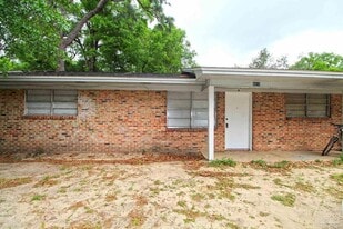 6618 Applegate St in Milton, FL - Building Photo