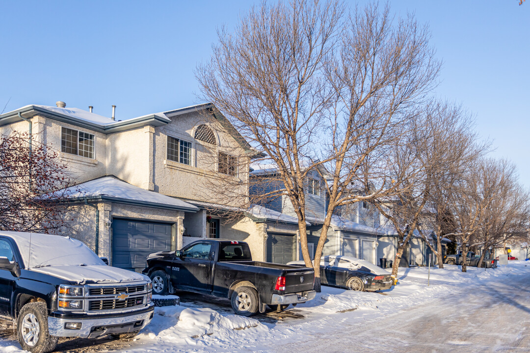 501 Youville Drive East NW in Edmonton, AB - Building Photo