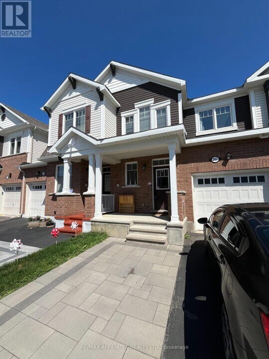 207 Willow Aster Cir in Ottawa, ON - Building Photo