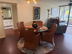 618 Bird Bay Dr S, Unit 110 in Venice, FL - Building Photo - Building Photo