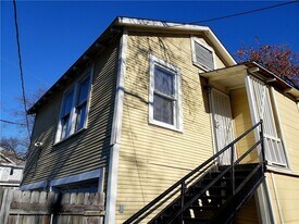 402 N Augusta St in Dallas, TX - Building Photo