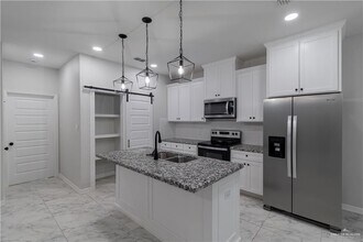 5604 N Crown Point in Pharr, TX - Foto de edificio - Building Photo