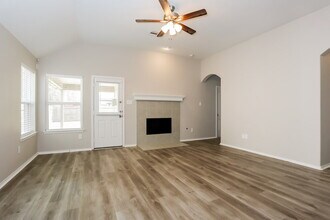 1104 Bight Ct in Crosby, TX - Foto de edificio - Building Photo