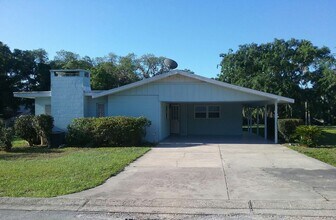 1401 E Crooked Lake Dr in Eustis, FL - Building Photo - Building Photo