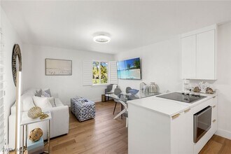 175 5th Ave S in Naples, FL - Building Photo - Building Photo