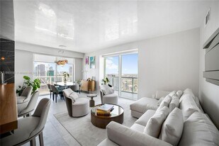 1900 N Bayshore Dr in Miami, FL - Building Photo