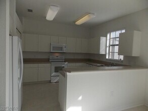 7376 Bristol Cir in Naples, FL - Building Photo - Building Photo