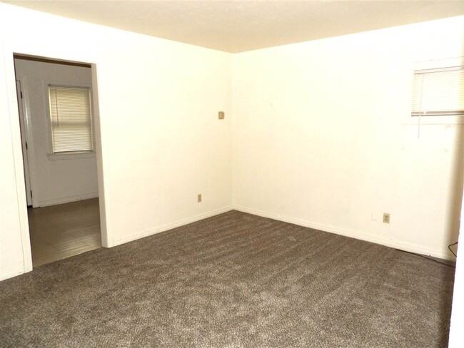 1406 NW Lincoln Ave in Lawton, OK - Foto de edificio - Building Photo